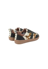 Leder-Sneaker mit einem braunen, schwarzen und cremefarbenen Rinderhaut-Muster. Mit einer strukturierten Gummisohle und kontrastierenden grünen Akzenten.
