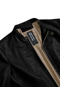Giacca di pelle nera con zip sul davanti, colletto alla coreana e rivestimento interno di un beige chiaro. Presenta un'etichetta con la scritta "bomboogie" taglia L.