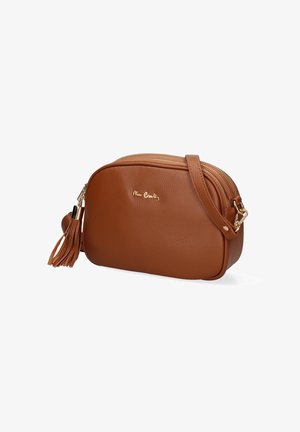 Bruine leren schoudertas met een textuur oppervlakte, gouden hardware, ritsluiting en een decoratieve kwastaccent.