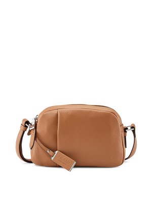 Petit sac bandoulière en cuir marron avec surface texturée, fermeture éclair argentée, sangle réglable et étiquette en cuir de marque attachée au curseur de la fermeture éclair.