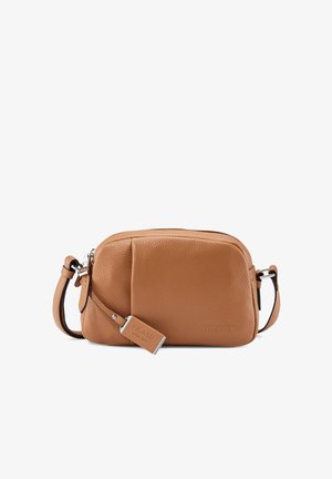 Kleine bruine leren crossbodytas met een getextureerd oppervlak, zilveren rits, verstelbare band en een merkleren label bevestigd aan de ritssluiting.