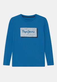 Långärmad blå t-shirt i bomull, med ett grafiskt mönster av "Pepe Jeans London" i vitt och marin på framsidan.