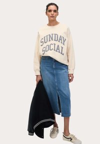 Marks & Spencer MIDI - Falda vaquera - medium indigo