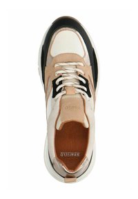 Sneaker con un design in materiali misti caratterizzato da accenti beige e neri, texture metalliche e scamosciate, e suola in gomma bianca.