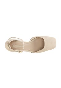 Scarpe col tacco alte beige in suede con punta quadrata e cinturino alla caviglia, caratterizzate da una superficie liscia e un design minimalista.