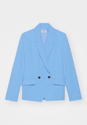 Blazer double boutonné bleu clair en tissu lisse. Il présente de grands boutons noirs, des revers en pointe et deux poches latérales.