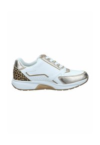 Zapatilla atlética blanca con toques de oro metálico y un talón de estampado de leopardo. El diseño tiene una textura suave con detalles perforados.