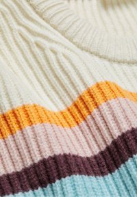 Gros plan sur un tissu en maille côtelée avec des rayures horizontales de couleurs crème, orange, rose, violet foncé et bleu clair.