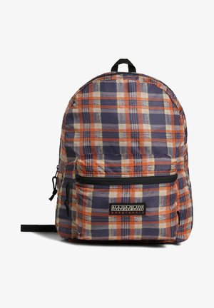Rutet rygsæk i lilla, orange og beige, med en sort lynlåslomme og mærke, lavet af letvægts nylonmateriale.