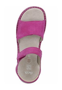 Fialové semišové sandály se dvěma širokými pásky, měkkou béžovou stélkou a bílou podrážkou. Velikost 38 je uvedena uvnitř. Minimalistické švy.