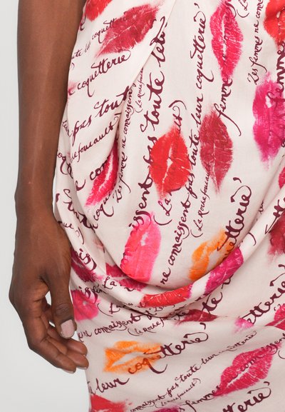 Rochie dintr-un material ușor, cu un model repetat de urme de pupici colorate în roșu, roz și portocaliu, completată de text scris de mână.