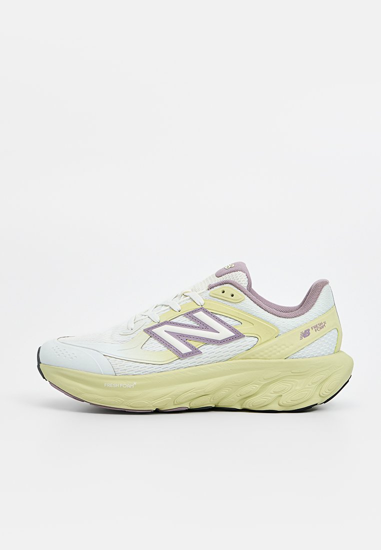 Zapatilla de correr con una parte superior de malla blanca, una entresuela verde amarillo y detalles en púrpura claro. Cuenta con una suela acolchada y detalles texturizados.