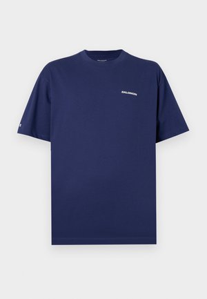T-shirt in cotone blu navy con maniche corte, collo a giro e logo bianco "SALOMON" sul petto. Tessuto liscio e vestibilità comoda.