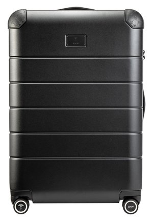 Sort hårdt kuffert med en glat overflade, der har et logo-plakette, teksturerede hjørner og to hjul til mobilitet.