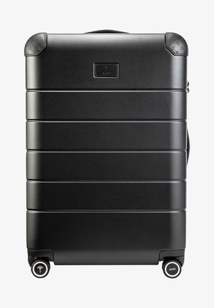 Črn trden kovček s gladko površino, opremljen z logotipno ploščico, teksturiranimi koti in dvema kolesoma za mobilnost.