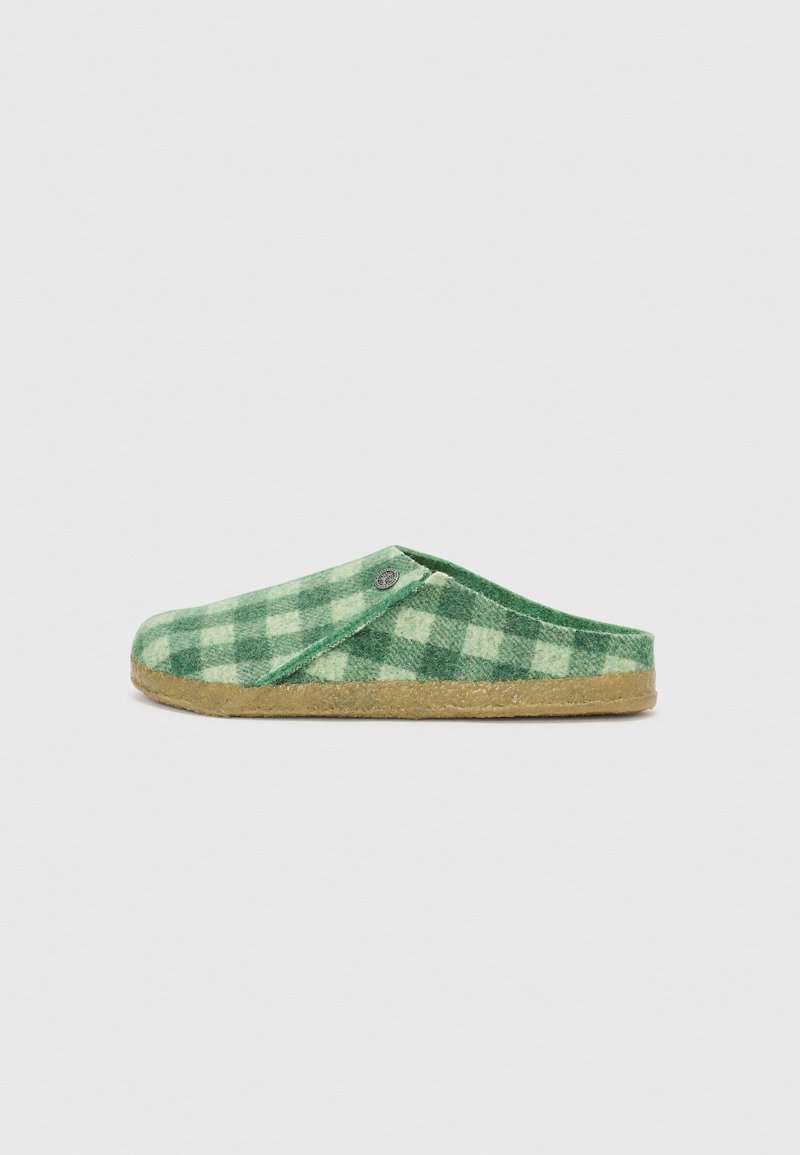 Grüne karierte Filzschlappen mit einer weichen Textur, die eine geschwungene Form und eine hellbraune Gummisohle aufweisen. Knopfdetail an der Oberseite.