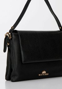 Borsa a tracolla in pelle nera con superficie texturizzata, chiusura con pattina superiore e dettagli in metallo dorato. Presenta una tracolla corta e logo impresso.