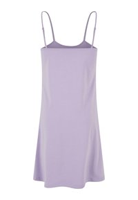 Robe légère violette à coupe droite, fabriquée en tissu doux. Dotée de fines bretelles spaghetti réglables et d'une silhouette en A.