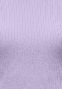 Lyse lilla ribstrikket stof med en subtil tekstur og lodrette linjer, der skaber et glat udseende. Elastisk og kropsnært design.