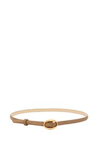 Tenký béžový semišový pásek s malou zlatou oválnou sponou a odpovídajícím poutkem, položený na bílé pozadí.