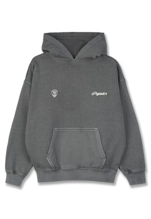 Pelēka kapuce ar lielu priekšējo kabatu, elastīgām aprocēm un kapuces auklu. Iezīmē baltu "Pegador" tekstu un mazu logotipu uz krūšu.