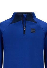 Blauer Halbreißverschluss-Pullover mit kontrastierenden marineblauen Schultern, glatter Textur und einem kleinen Logo-Patch auf der Brust. Verfügt über einen kurzen Reißverschluss am Hals.