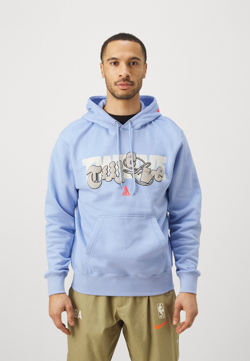 Sudadera azul clara con un bolsillo canguro frontal, con la palabra "TWELVE" en un estilo de graffiti en negro y blanco en negrita y detalles en rojo.