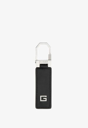 Llavero de cuero negro con emblema plateado "G" y cierre de metal grabado con el nombre de la marca "GUESS".