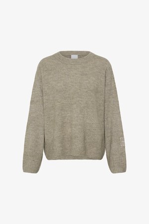 Bézs színű kötött hosszú ujjú pulóver bordás kerek nyakkal, mandzsettával, szegéllyel, és egy kis hímzett logóval a bal ujj mandzsetta közelében.