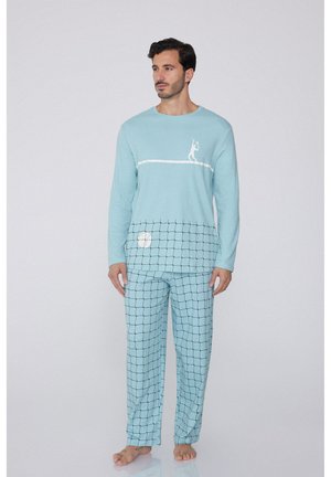 Hellblaues Schlafanzugset aus weichem Stoff; besteht aus einem Langarmoberteil mit einem weißen Grafikdesign und passenden Hosen mit einem Karomuster.