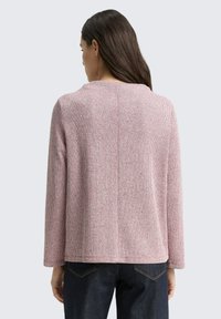 Rot-weißer gestreifter Strickpullover mit rundem Ausschnitt und langen Ärmeln, im lässigen Schnitt und aus strukturiertem Stoff.