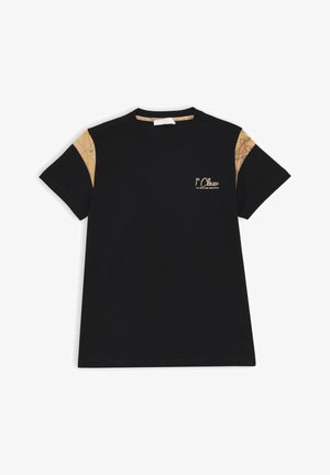 Maglietta nera a maniche corte, con dettagli a motivo beige sulle spalle e ricamo dorato con il nome del brand sul petto.