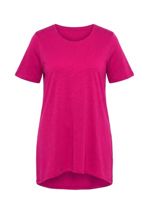 Felroze T-shirt met korte mouwen, ronde hals en iets langere achterkant, weergegeven op een witte achtergrond.
