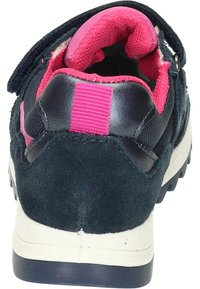 Dunkelblaue Wildledersneaker mit pinken Akzenten, ausgestattet mit einem gepolsterten Kragen, einem Klettverschluss und einer strukturierten Gummisohle für besseren Grip.