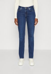 Jeans in denim blu scuro con design a gamba dritta, dotati di chiusura a bottone, cinque tasche e dettagli di cucitura sottili sui lati.