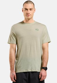 Short-sleeve t-shirt in light green, made of soft fabric with a subtle textured finish; features a small embroidered design on the chest.