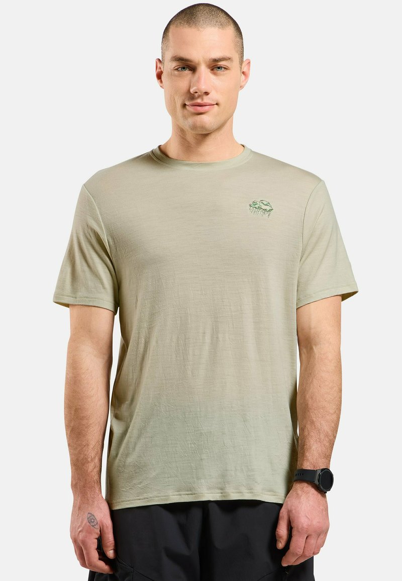 Short-sleeve t-shirt in light green, made of soft fabric with a subtle textured finish; features a small embroidered design on the chest.