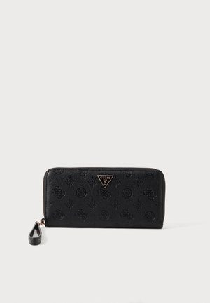 Portefeuille noir embossé Guess avec fermeture éclair tout autour, bracelet pour poignet et logo triangulaire doré à l'avant.