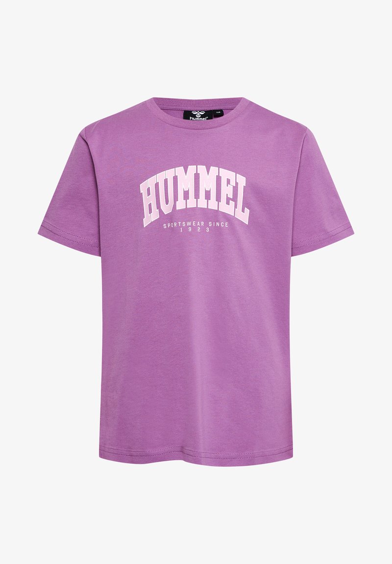 Lilla bomulds T-shirt med korte ærmer, der har et hvidt "HUMMEL" logo og teksten "SPORTSWEAR SINCE 1923" på tværs af brystet. Blød tekstur, standard pasform.