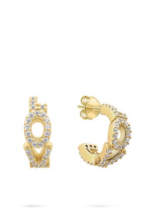 Boucles d'oreilles créoles dorées avec design "LOVE", incrustées de petits pierres blanches rondes, vues de face et de dos en angle sur fond blanc.