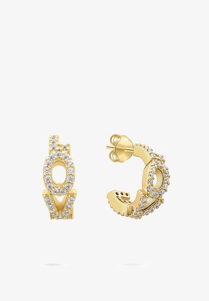 Gyldne creoløreringe med "LOVE"-design, besat med små runde hvide ædelsten, vist forfra og skråt bagfra mod hvid baggrund.