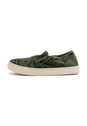 Zapatilla verde sin cordones con un upper de tela texturizada y una suela de goma beige clara. Presenta un cosido mínimo y un acento de marca en el lateral.