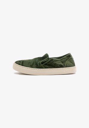 Zapatilla verde sin cordones con un upper de tela texturizada y una suela de goma beige clara. Presenta un cosido mínimo y un acento de marca en el lateral.