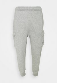 Šedé joggingové kalhoty s elastickým pasem, které mají boční cargo kapsy a černý logo akcent na levé kapse. Měkká textilní struktura.