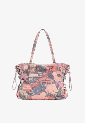 Bolso con estampado floral en rosa y azul, con correas laterales ajustables y dos asas para el hombro, con parches de texto que incluyen "Vandal Love" y "El arte es resistencia."
