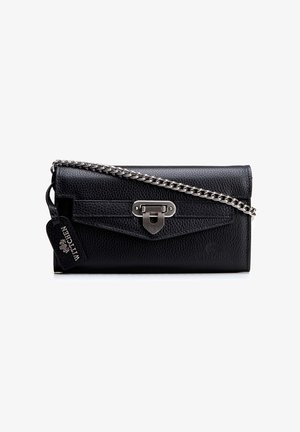 Zwarte gegranuleerde leren clutch met zilveren kettingriem, voorflap en zilveren druksluiting, voorzien van een merklabel aan de zijkant.