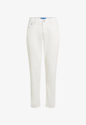 Białe dżinsy o prostych nogawkach z przednimi kieszeniami, szlufkami na pasek i zapięciem na guzik, pokazane na białym tle.