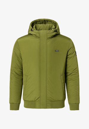 Giacca verde imbottita con cappuccio, zip frontale, polsini e orlo a costine. Presenta tasche laterali e dettagli verticali a costine nella parte anteriore centrale.