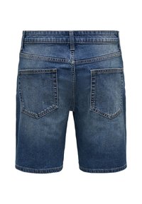 Short en denim bleu avec deux poches arrière, coutures visibles et passants de ceinture sur fond blanc.