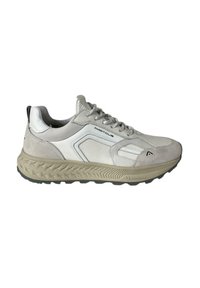 Sneakers con un design grigio e bianco, caratterizzati da una tomaia in mesh, dettagli in suede, suola testurizzata e un logo prominente sul lato.